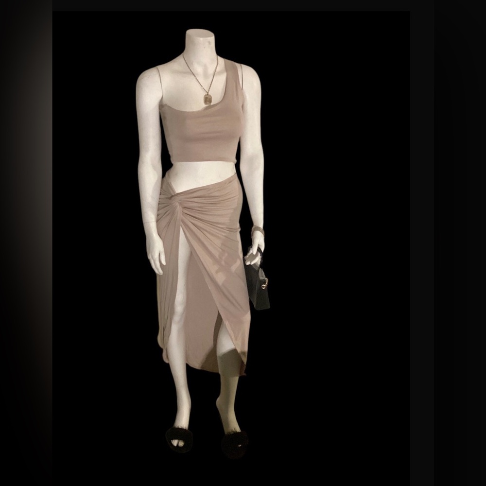 Brandnew 2piece Skirt Set. Sleeveless CropTop W/Ruched slit skirt. Really Cute.